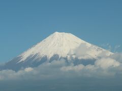 　新幹線から見る定番の富士山です。
　先月訪れた壬申の乱の舞台、瀬田の唐橋も、窓から確認できました。