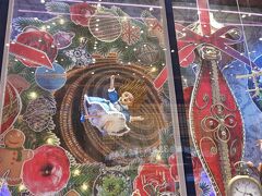 　阪急百貨店の1階で見つけた『不思議の国のアリス』のクリスマスウィンドーに思わず引き寄せられました。精巧な作りで、からくり人形のように動いていて、まるでロンドンのデパートかと思ってしまうほどの豪華なクリスマスウィンドーでした。制作したのは、プラハ在住の人形作家、林 由未さんです。今日はこの後も、アルフォンス・ムハのミュージアムに行く予定なので、期せずしてチェコの文化に触れる一日となりそうです。　　
　『白うさぎを追いかけて・・・』