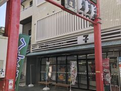 西新井大師さんの門前、セブンイレブンもモノトーンです。