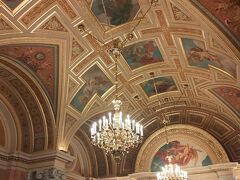 ハンガリー観光でまずやってきたのが国立歌劇場。オペラ座です。シャンデリアがうつくしい！