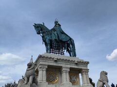 聖イシュトヴァーンの騎馬像。像は西向きになっています。これは、彼が東からやってきたことを意味しているそうです。