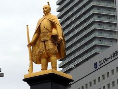 岐阜に到着。
岐阜駅前の黄金の信長像を拝みます。