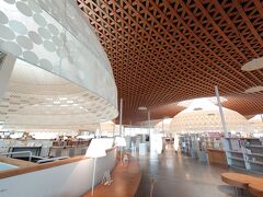 図書館です。
建築家の伊東豊雄が手がけたという、木製の格子屋根と、天井から吊り下げられている傘のような「グローブ」と呼ばれるデザインがとても素敵でした！
