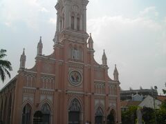大聖堂へ。カトリック大聖堂だが、平日は中を見られない。
現在のベトナムは、９割が仏教徒らしい。