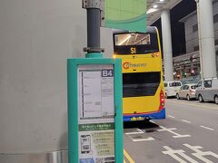 4時間程度のフライトの後香港着。6年前にはなかった港珠澳大橋を通るシャトルバスに乗ってマカオを目指す。空港でオクトパスカードを手に入れ、連絡バスで大橋用の出入国管理局がある人工島へ。