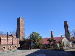 常滑には煙突が残っています。

登窯広場という一画に赤レンガの建物・煙突が残されています。
広場横の展示工房館では常滑焼に親しめるような展示がされています