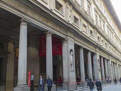 ウフィツイ到着。いうまでもなくウフィツィはイタリア語でオフィスの意味。名前の通り、ヴァザーリの設計で1580年に完成したフィレンツェの政庁（ウフィツィ）を美術館として利用している。展示室は、各世紀、各派、画家ごとに４５部屋もあり、イタリアルネサンスの巨匠の絵画を中心に総展示物は２５００点以上にのぼるという。