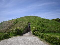 　　未盗掘の古墳であった為
　　とてもきれいな状態で発掘された藤ノ木古墳の石室

　　朱塗りの石棺が見つかった当時(1985年)は
　　本当に大発見で日本中の注目を集め、藤ノ木フィーバー現象が起きた
　　