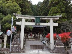 瓦屋禅寺から降り、八日市駅裏手の松尾神社まで戻ってきました。
駅からは歩いて来られる距離です。

松尾神社は瓦屋禅寺の別院であった尊勝寺の鎮守社として中世まで栄えていたそうです。
こちらには蓬莱式枯山水の庭園遺構が残されており、戦国期に六角義賢公が京都から逃れてきた足利義昭公のために作庭したものとのことです。
ただ、京都の寺社の庭園とは異なり、優雅な雰囲気はありません。
大きな石のみで作られた、かなり豪快なものです。