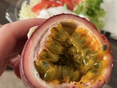 沖縄３日目の朝
おはようございます^^

今日も晴れてる！やったね！

今日の朝ごはんは
昨日おんな道の駅で買ったパッションフルーツ
サラダとジーマーミ豆腐

南国最高^^