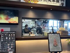 あ！三矢本舗さんだわ！
絶景万座毛店って。名前もステキ。

写真右側の看板はサーターアンダギータワー。
オーダーしたい（笑）
