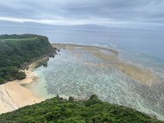果報バンタ

ステキ！！
沖縄の言葉で幸せ岬と言うそうです。
青のグラデーション、ずっと見ていられるね。