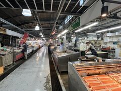 沖縄 ４日目の朝。
おはようございます。
今日は泊いゆまち朝市からスタート！

https://www.tomariiyumachi.com/shop4.html