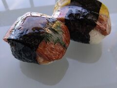 4日目の朝ごはんは「Musubi Cafe IYASUME（いやす夢）」のスパムむすび。

私は青しそ梅、夫がアボカドベーコン。

スパムむすび、初めて食べました。
味は、あえて日本のおにぎりと比較しないということなら、満足できます。
