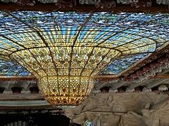 ガウディの師匠、ドメニク・モンタネー設計のカタルーニャ音楽堂。ステンドグラスのシャンデリアは見事です。