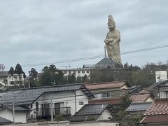 JR北陸本線、加賀温泉駅近くに加賀大観音が見えました。
高さ73mで、赤ちゃんを抱いているのがわかります。
赤ちゃんも16mあって、奈良の大仏と同じ大きさだそう！