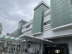 ノープランで福井に来てしまったので、
とりあえずお昼を食べるところを探します。
福井駅も、新幹線開通の準備で工事中の場所が多いです。