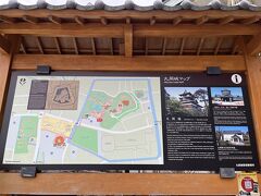 観光案内所で、丸岡城へ行くことを決めて、
バスの時刻表をいただきました。
丸岡城へは、片道50分ほどかかります。遠いな！
恐竜博物館のほうがよかったかな～。
