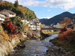 少し戻り、郡上市内を流れる吉田川に架かる宮ヶ瀬橋から新橋方向を眺めた景色です。
両岸が紅葉していて綺麗でした。
結構両岸が急で、家屋が無ければ渓谷と言われても不思議はない景色です。
両岸に家が建っているので渓谷という雰囲気では無いですが、山深いところなんだと改めて感じさせる景色でした。