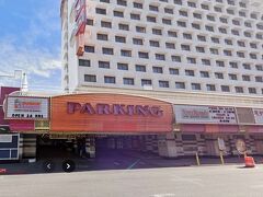 <上記画像の出典：「Googleマップ」より>
ダウンタウンエリアはストリップエリアを違って、今でも駐車場無料のところが多いという情報はありましたが、具体的にどこが無料なのかということは分かりませんでした。とりあえず会場に一番近いフレモントホテルに入ってみます。ここはセルフパーキングはなく、バレットパーキングしかないとのことでしたが駐車料金は無料らしく、他の駐車場を探す時間もないのでここに停めることに。出る時にチップ2ドル払いました。