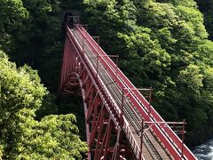 新緑と赤い鉄橋と川がキレイ