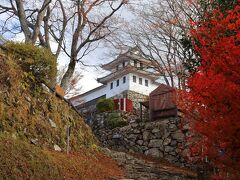 ようやく郡上八幡城に着きました。
こちらは隅櫓です。
紅葉の名所としても知られている場所ですが、紅葉は大分終わってしまっていましたね。
