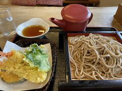 天ぷら蕎麦

山の中にたくさん生えてた「こごみ」の天ぷらもありましたよ(^o^)