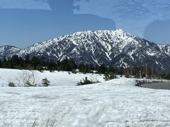 9時出発で室堂に向かいます。
雪山が近くに見えてきました。
室堂まで大型バスで登っていくのですが、立山有料道路の通行料が52,800円だったかと。
年々値上がりするらしいです。