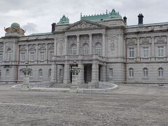 館内の見学が終わり本館の正面になる前庭に来ました。
ここでレッドカーペットを敷いて海外の国家元首や国賓の儀礼を尽くすのですね。