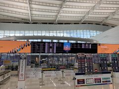 羽田からの台北行きANA853便を利用。
初めて羽田空港第２ターミナルを利用しますが、お昼の時間帯での他の便が少なく、空港はガラガラ。
後で調べたら、まだ3月末にオープンしたばかりのようですね。