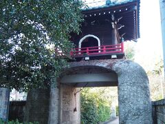 歩いていたら不思議な門がありました。
正受院というお寺のものらしいです。