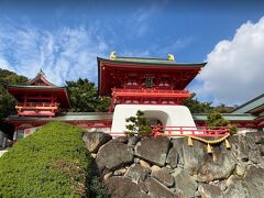 ランチ後に、赤間神宮まで散歩。赤い社殿と青い空・海がとても鮮やかにみえる。