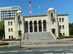市内線最大の観光名所のモダンな建物の豊橋市公会堂
この奥に吉田城があります。