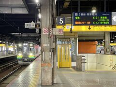 6:10　 JR札幌駅 5番線ホーム

停車中の列車は 6:21発 の東室蘭行き。
昨年デビューした737系電車で、札幌から虎杖浜に最も早く着く列車だ。