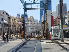 上野駅からほど近い銀座線唯一の踏切へ