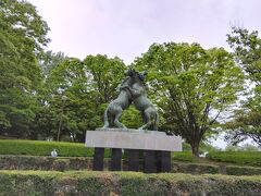 正田醤油スタジアムは敷島公園内になります。馬の銅像。