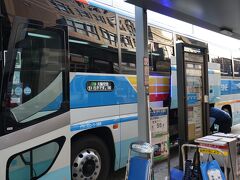自宅から京都駅高速バス乗り場までは安定のMKタクシーで移動。4月から予約には500円が追加で必要となったが、重いスーツケースと一緒に電車に乗るのは勘弁。
思ったより早く到着し、一本早いバス(6:00発)に乗車できた。