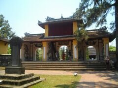 ティエンムー寺へ。1601年に開創。
帝廟とは打って変わって緑が多い。暑さは変わらないが・・・