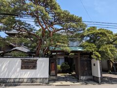 新潟駅前から各観光スポット前に停車しながら、約一時間かけてバスは一周します。

新潟駅前→万代橋→新潟中心街古町エリア→日本海沿いの水族館を経由して、４５分くらいバスに揺られ、目的地「北方文化博物館新潟分館前」で下車しました。