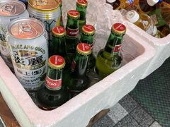 暑い日なので、冷えた飲み物がよく売れていました。中国の瓶ビールもあります