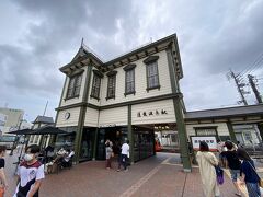 お城を見学した後は、本日の宿泊地である道後温泉にやってきました。
