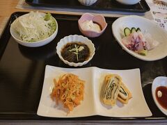 こちらは創作料理コースと沖縄料理コースがあるそうで、せっかくなので沖縄料理コースにしてもらいました。
前菜　お刺身、人参しりしりやもずくなど。