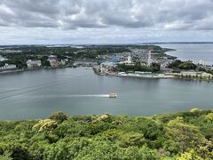 山頂からの景色。
曇り空ですが見る方角で全然違う景色なのが面白いです。
すごく複雑な地形なんだなあと思いました。
