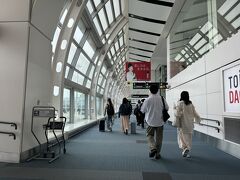 羽田空港 第２ターミナルからモノレールの駅まで移動。