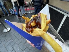 小腹が減ったこともありポテトフライを食べ歩き
ソースの種類がたくさんありました
カレーソースにしてみた