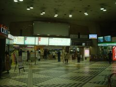 近鉄名古屋駅で、「なばなの里イルミネーション 近鉄電車＆バス割引セットきっぷ」を購入します。
一番左がきっぷ売場で、5人程並んでいました。