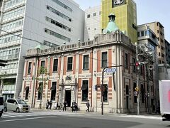 烏丸通りを京都駅方面へ戻りながらテクテク。。

写真の建物は烏丸通りと三条通りの角に建つ旧第一勧業銀行で現在はみずほ銀行の建物です。。
この建物自体は2003年に再建されたのだけれど、元々の建物は1906年に竣工されて第一勧業銀行として使われていたようです。。