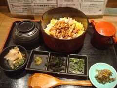 名古屋コーチンは香ばしくて弾力があり、出汁も美味しかったです。私がいる間は満席が続いていて、何人か客が来ては帰っていきました。