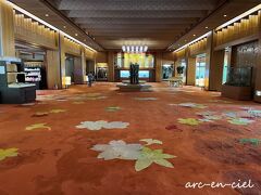 「加賀山代温泉 みどりの宿 萬松閣」は、1930年（昭和5年）に創業し、現在は3棟全49室の温泉宿。

とっても広くて立派なロビーです。