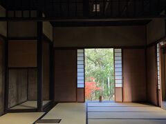 正伝院の内部です。
左側に襖絵が見えます。
あと、写真の手前側を見ると、炉が切られています。
茶室としても利用できるようにしていたのかもしれません。